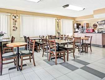 Knights Inn Aurora Restoran fotoğraf